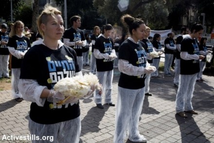 פעילי זכויות בעלי חיים מחזיקים גופות של חיות במשמרת שקטה בתל אביב (אקטיבסטילס)