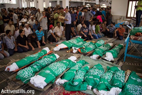הלוויה של 26 בני משפחה אחת שנהרגו מהפצצת הצבא בחאן יונס