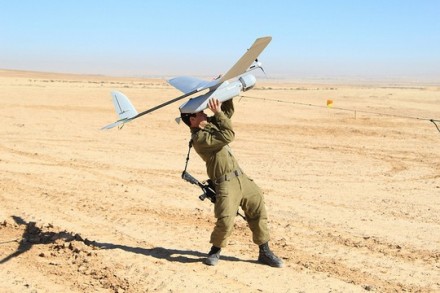חייל צה"ל ומזל"ט (IDF CC BY-NC 2.0)