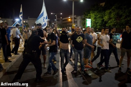 מפגיני ימין קיצוני נערכים להתקיף הפגנה נגד המלחמה בתל אביב (אורן זיו / אקטיבסטילס)