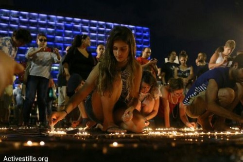 מדליקים נרות בכיכר רבין לזכר קורבנות המבצע בעזה, 26.7.2014 (צילום: אקטיבסטילס)