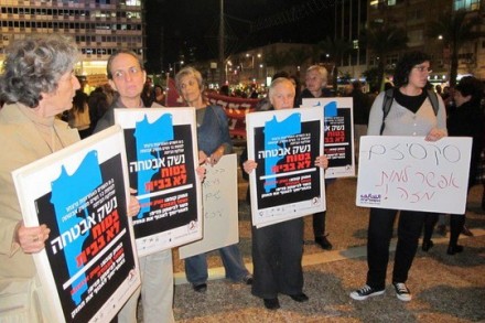 פעילות פרויקט "האקדח על שולחן המטבח" בהפגנה נגד אלימות נגד נשים (צילום: אסתי צאל)