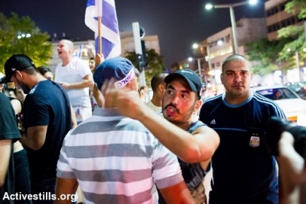מטילים אימה גם ברשת. הימין הקיצוני בכיכר הבימה (יותם רונן / אקטיבסטילס)