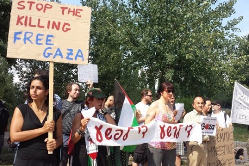 הפגנה פלסטינית ישראלית משותפת למען צדק בעזה, ברלין 27.7.2014. בשלט באנגלית: "עצרו את ההרג שחררו את עזה"