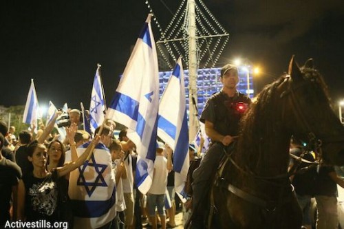 מחאת נגד של הימין בעת ההפגנה לסיום המבצע בעזה, תל אביב 26.7.2014 (צילום: אקטיבסטילס)