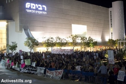 כאלף פעילי שמאל מפגינים נגד המתקפה בעזה. רחבת הבימה, תל אביב, 19 ביולי 2014. (צילום: אורן זיו, אקטיבסטילס)