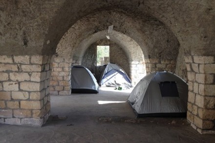 חלק מהפעילים ישנים בתוך השטח של מה שהיה פעם בית הספר של ברעם (צילום: איתן ברונשטיין אפריסיו)