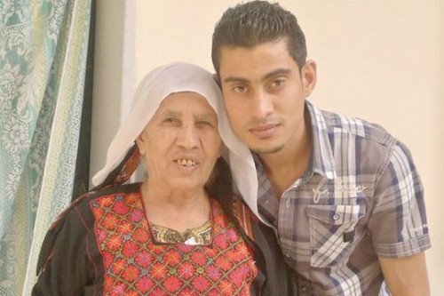 מתאבלים על מותה של סבתא והפצצות ממשיכות ליפול בחוץ