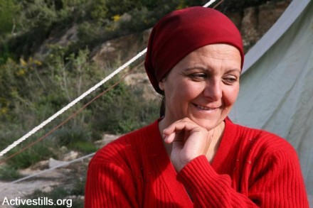 אישה על הריסות ביתה, בכפר וואלג'ה (קרן מנור / אקטיבסטילס)
