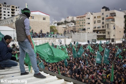 בכיר חמאס איסמעיל הניה מחווה תנועת ניצחון במהלך השיחות לקראת הסכם הפיוס עם פת"ח במצרים, 19 בספטמבר 2017 (צילום: עבר רחים חטיב, פלאש90)