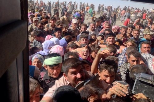 פליטים יזידיים מסתערים על מסוק סיוע עיראקי (מירזא חסן דינאי)