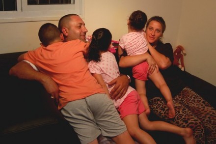 דנה ומאיר גוריאל ושלושת ילדיהם. הצליחו לצאת פעמיים עם המשפחה לבריכה אחרי שקרוב משפחה הכניס אותם בחינם. (צילום: מיכאל סולסברי כורך)