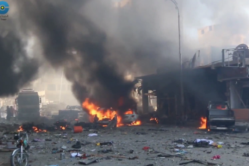 מאפיה בעיר רקה עולה באש. עשרות אנשים נהרגו בהפצצת אסד (צילום מסך מיו-טיוב)