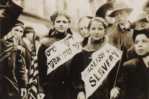 מפגינות ב-1909, הכיתוב ביידיש: "נידער מיט קינדער שקלאפערײ" - "תבוטל עבדות ילדים".