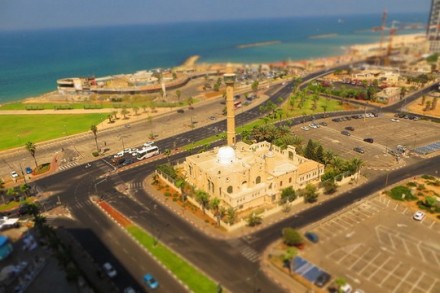 שטח התוכנית. במרכז: מסגד חסן בק. סביבו: השטחים שאמור בוכמן לקבל. ממול: הדופינריום הנטוש (Chris Hoare CC BY 2.0)