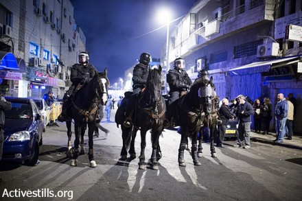 פרשי משטרה בהלוויה של מועתז חיג'אזי (יותם רונן / אקטיבסטילס)