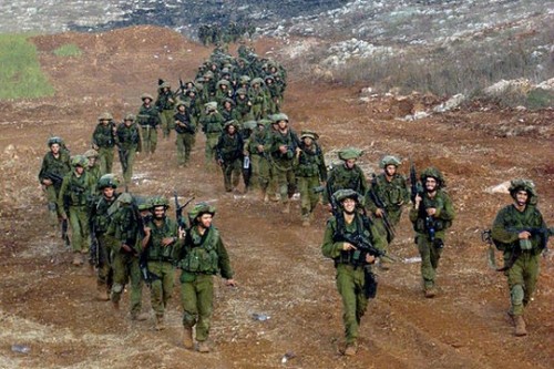 חיילים מחטיבת הנח"ל צועדים בחזרה מלבנון לאחר הפסקת האש