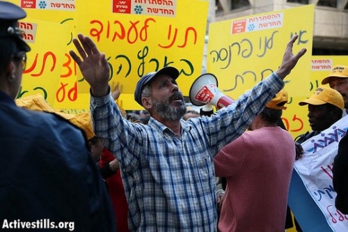 עובדי פרי גליל בהפגנה נגד סגירת המפעל (אילוסטרציה: מני ברמן / אקטיבסטילס)