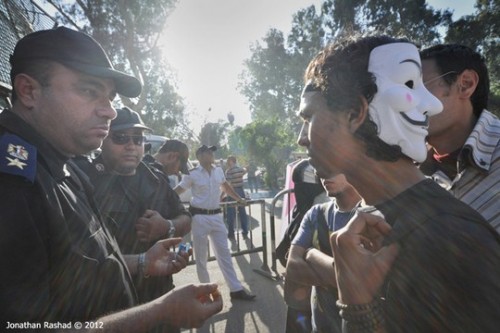 שוטר עוצר סטודנט בקהיר (Jonathan Rashad CC BY-NC-SA 2.0)