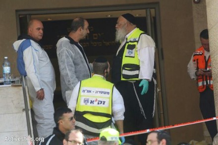 זירת הפיגוע בבית הכנסת בשכונת הר נוף, 18.11.2014 (צילום: אורן זיו / אקטיבסטילס)