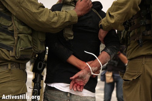 חיילים עוצרים גבר פלסטיני. אילוסטרציה. (אן פאק/אקטיבסטילס)