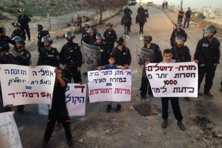 הפגנה בשכונת עיסאוויה נגד חסימת כבישי הגישה (צילום: אמיר ביתן)