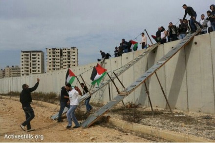 פלסטינים עוברים את הגדר בקלנדיה במחאה על חסימת הגישה למסגד אל אקצא. (צילום אורן זיו/אקטיבסטילס)