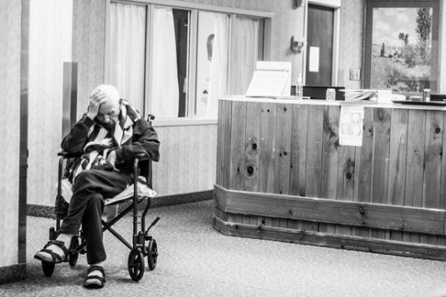 קשיש בבית חולים (אילוסטרציה: Lou Murrey CC BY-NC-ND 2.0)