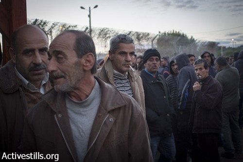 "לא נותנים אפילו לחלום": פועלים שבתו במחסום והשיגו שיפור בתנאי המעבר