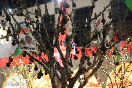 עץ חג המולד מקושט ברימוני גז והלם בבית לחם (אורן זיו / אקטיבסטילס)