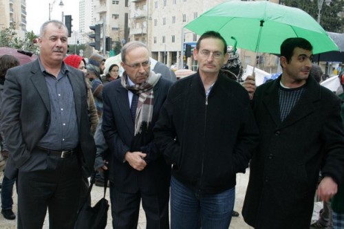 חברי הכנסת דב חנין, חנא סוויד ומוחמד ברכה בהפגנה נגד הריסות בתי בדואים (צילום: אקטיבסטילס)