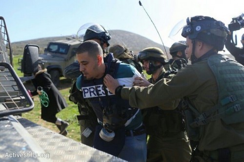 עיתונאי פלסטיני מעוכב על ידי חיילים בדרך למסיבת העיתונאים מחוץ לעדי עד (אורן זיו / אקטיבסטילס)
