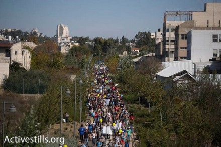 אלפים בצעדת קהילת בתי הספר הדו-לשוניים "יד ביד". (אורן זיו/אקטיבסטילס)