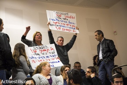 פעילי "המעברה" מפגינים בכנס של יאיר לפיד (פאיז אבו רמלה / אקטיבסטילס)