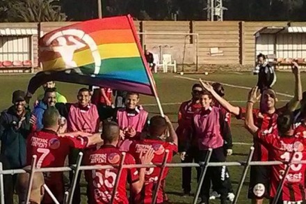 שחקני הפועל קטמון מניפים דגל גאווה בתום ניצחון במשחק בליגה א' (תמונה באדיבות עמוד "אוהבים את קטמון - שונאים גזענות"