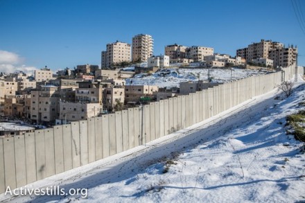 שלג על חומת ההפרדה ליד שועפט (יותם רונן / אקטיבסטילס)
