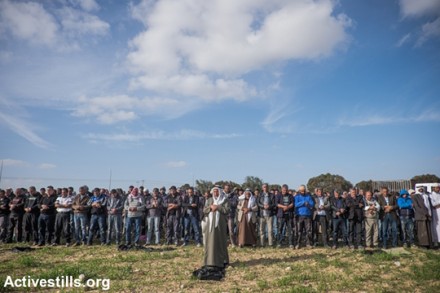 אלפים ליוו את הרוגות תאונת הדרכים הקטלנית שהתרחשה אתמול בכביש 31 שבנגב, העיר הבדואית ח׳ורה, 4 פברואר, 2015. (יותם רונן / אקטיבסטילס)