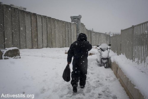 פועל פלסטיני חוצה מחסום בשלג (אורן זיו / אקטיבסטילס)