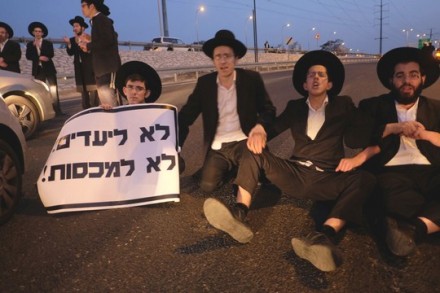 מפגינים חוסמים את כביש 4 במחאה על מעצר בחורי ישיבות (יותם רונן/אקטיבסטילס)