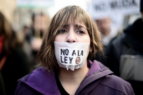 מפגינה במדריד נגד "חוק ההשתקה" החדש (Adolfo Lujan / DISO Press, CC BY-NC-ND 2.0)