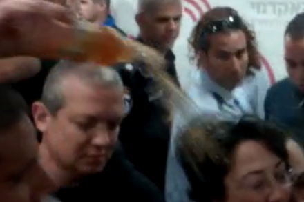 פעיל ימין קיצוני שוף מיץ על חנין זועבי (הרשימה המשותפת)
