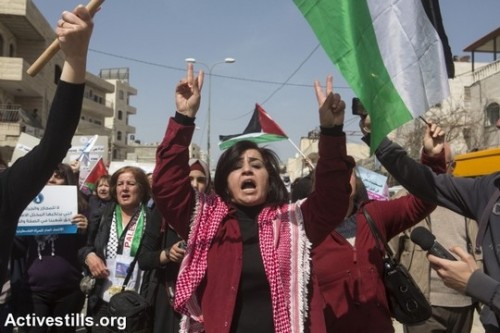 יום האשה 2015. כאלף נשים הפגינו בצד הפלסטיני של מחסום קלנדיה נגד הכיבוש (אן פאק/אקטיבסטילס)