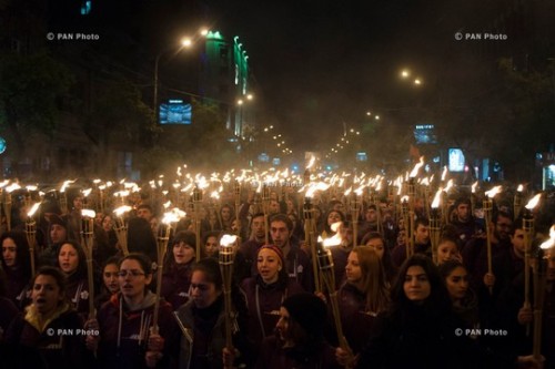 צעדה לציון מאה שנה מאז רצח העם הארמני, שהתקיימה השבוע באנדרטת הזיכרון, ארמניה (PAN photo CC BY-NC-ND 2.0)
