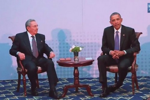 הפגישה ההיסטורית בין נשיא ארצות הברית ברק אובמה, לנשיא קובה ראול קסטרו (צילום: הבית הלבן)