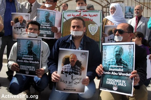 עיתונאים מפגינים נגד מעצר מנהלי של אמין אבו וורדה, שכם (אחמד אל באז / אקטיבסטילס)