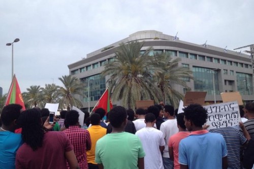 מפגינים מול שגרירות אריתריאה בתל-אביב: "לא בחרנו להיות פליטים"