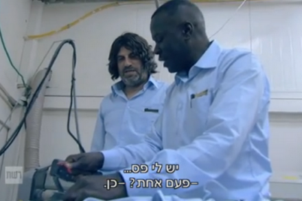 ג'מאל וראובן במכבסה. צילום מסך מתוך "בוס בהסוואה", רשת, ערוץ 2