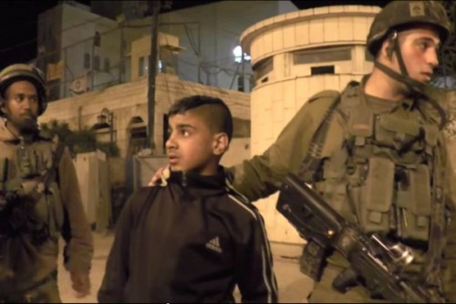 חיילים מעכבים ילד ומאיימים עליו במעצר שווא (צילום מסך מסרטון בצלם)