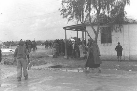 הורים מעולי תימן מחכים לבקר את ילדיהם שהועברו לבית החולים במחנה ראש העין, בתקופת הקור והשלג של פברואר 1950