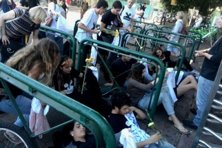 חוסמים את הכניסה לתחנת רכבת מרכז בתל אביב במחאה על גירוש מבקשי מקלט בכפייה